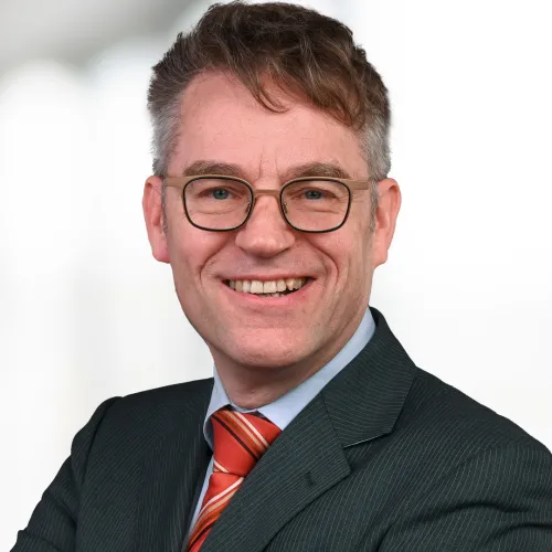 Mann mit Anzug und roter Krawatte