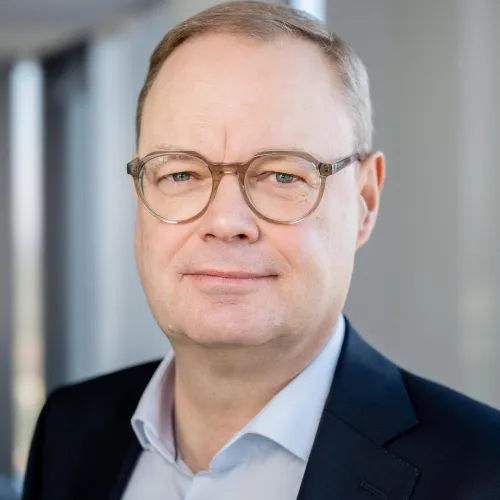 Ein Mann mit Brille und Anzug Ein Mann mit Brille und Anzug