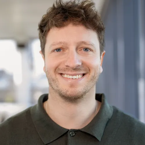 lächelnder Mann im schwarzen Hoodie lächelnder Mann im schwarzen Hoodie