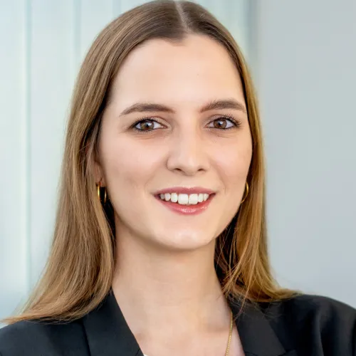 Frau in die Kamera schauend