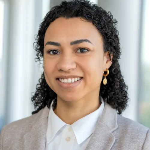 Eine Frau, die in die Kamera lächelt