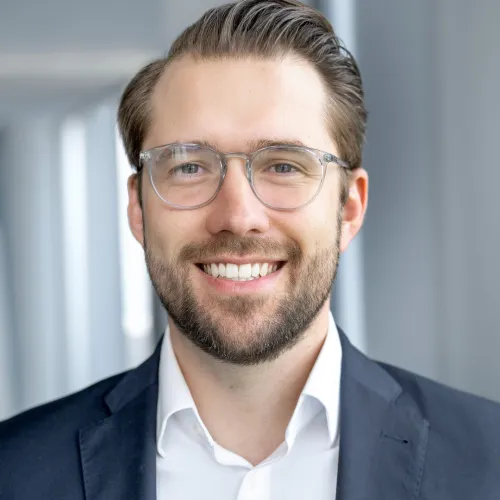 Ein Mann mit Brille und Anzug