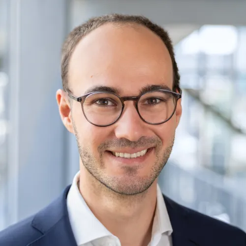 Ein Mann mit Brille, der lächelt