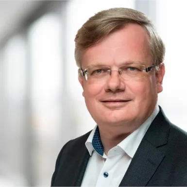 Ein Mann mit Brille und Anzug